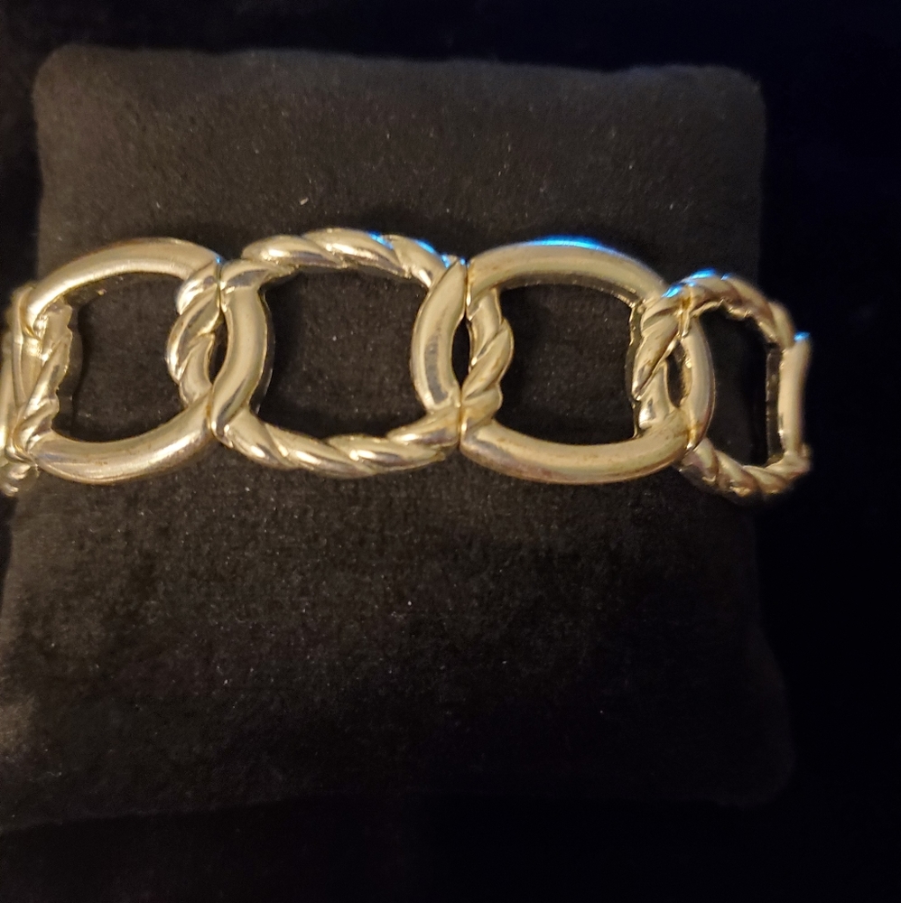 ❄3/$15❄Twist Link Stretch Bracelet Silvertone